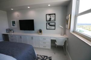 Μια τηλεόραση ή/και κέντρο ψυχαγωγίας στο Renovated 21st Floor Private Unit located in Coconut Grove Hotel