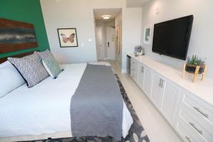 Μια τηλεόραση ή/και κέντρο ψυχαγωγίας στο Renovated 21st Floor Private Unit located in Coconut Grove Hotel