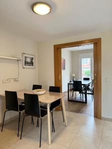 comedor y sala de estar con mesa y sillas en Chalet IFema 5 Habitaciones 4 baños, parking free, en Madrid