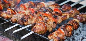 a bunch of food being grilled on a grill at Endo Mando in Shellal