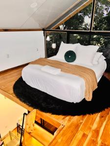 a bed in the middle of a room at Guest House Pura Vida in Quepos