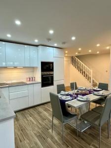 a kitchen and dining room with a table and chairs at Comfort and Style ! in Addington