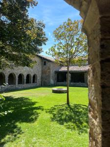 uma árvore no pátio de um edifício em HOSPEDERIA SANTA FE em Epároz