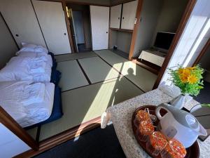 Tempat tidur dalam kamar di 高島市安曇川町琵琶湖徒歩3分エクシブ 高島 近くBbQ自転車無料貸出