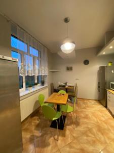 a kitchen with a table and chairs in a room at Mieszkanie obok Pałacu Goetza BRZESKO in Brzesko