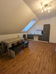 een grote woonkamer met een tafel en een keuken bij Cityhouse - Wiesen in Wuppertal