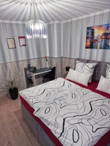 ein Schlafzimmer mit einem großen Bett mit Design darauf in der Unterkunft schlafgut24 in Dortmund