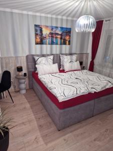 Schlafzimmer mit einem Bett und einem Kronleuchter in der Unterkunft schlafgut24 in Dortmund