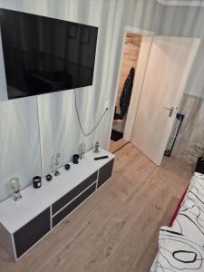 sala de estar con TV grande en la pared en schlafgut24 en Dortmund