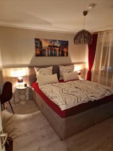 sypialnia z dużym łóżkiem w pokoju w obiekcie schlafgut24 w Dortmundzie