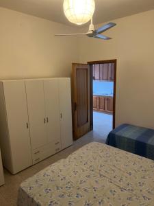 een slaapkamer met 2 bedden en een plafondventilator bij Villa Cattel in Lido di Jesolo