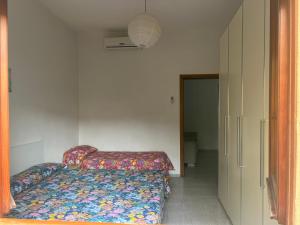 een kleine slaapkamer met een bed en een kast bij Villa Cattel in Lido di Jesolo