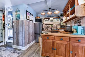 Imagen de la galería de Dog-Friendly Beach Apt with Private Yard!, en Jacksonville Beach