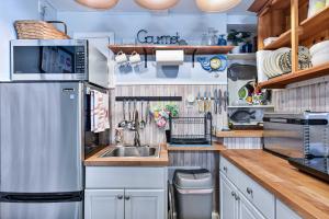 Imagen de la galería de Dog-Friendly Beach Apt with Private Yard!, en Jacksonville Beach