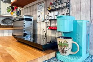 Imagen de la galería de Dog-Friendly Beach Apt with Private Yard!, en Jacksonville Beach