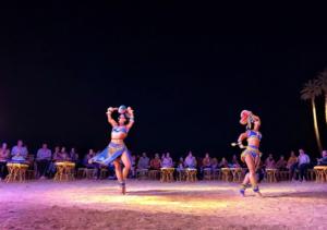 Dos mujeres bailando en un escenario con una multitud en Davinci Beach Hotel en Hurghada