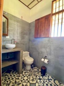 ein Bad mit einem WC und einem Waschbecken in der Unterkunft Hacienda La Mesa - Coffee farm in La Paloma