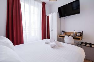サン・ナゼールにあるベスト ウェスタン ホテル デ ラ プラージュ サンマルク シュル メールのベッドルーム(赤いカーテン付きの白いベッド1台付)