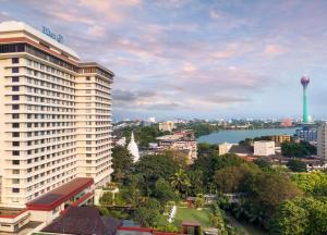 widok na miasto z wysokim budynkiem w obiekcie Hilton Colombo Hotel w Kolombo