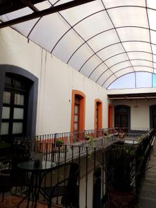 un patio avec des tables et des chaises et un plafond dans l'établissement CASONA ALBARELO, à Puebla