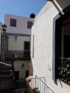 uma vista exterior de um edifício branco com escadas em CASONA ALBARELO em Puebla