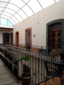 普埃布拉的住宿－CASONA ALBARELO，庭院设有围栏和桌椅。