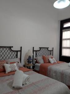 um quarto com 2 camas e toalhas em CASONA ALBARELO em Puebla