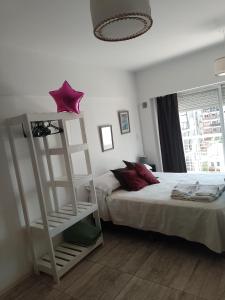 1 dormitorio con cama y escalera junto a la cama en Relax en Palermo con gran balcón y wifi 300MB en Buenos Aires