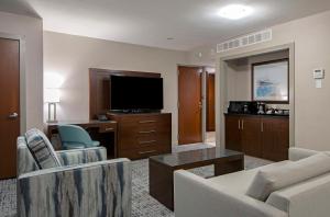 Televízia a/alebo spoločenská miestnosť v ubytovaní DoubleTree by Hilton - Kamloops