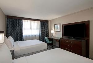Televízia a/alebo spoločenská miestnosť v ubytovaní DoubleTree by Hilton - Kamloops
