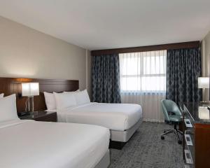 Posteľ alebo postele v izbe v ubytovaní DoubleTree by Hilton - Kamloops