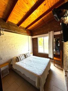 een slaapkamer met een groot bed in een kamer bij Benirras Beach House in Balneario Sauce Grande