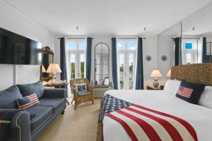 una camera d'albergo con letto e divano di Tropicals of Palm Beach a Palm Beach