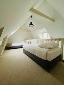 ein Schlafzimmer mit einem großen Bett im Dachgeschoss in der Unterkunft Aparthotel Le Provence in Sneek