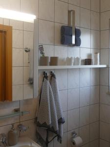 a bathroom with a sink and a mirror and towels at Ferienwohnung Hüppelröttchen in Eitorf