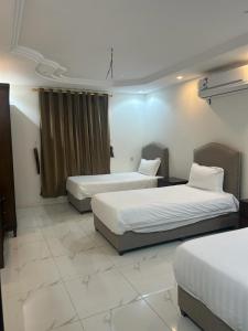 a hotel room with two beds in a room at العمري للشقق المفروشة الشهرية in Al Madinah