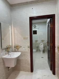 a bathroom with a sink and a toilet at العمري للشقق المفروشة الشهرية in Al Madinah
