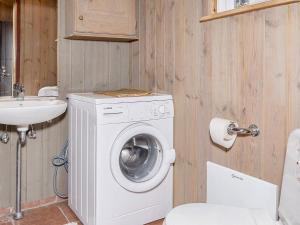 uma casa de banho com uma máquina de lavar roupa e um lavatório em Holiday home Thisted LIX em Thisted