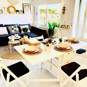 een woonkamer met een witte tafel en stoelen bij La Brisa in Porto do Son