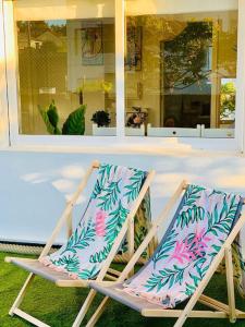 een paar strandstoelen op een veranda bij La Brisa in Porto do Son