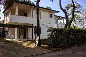ビビオーネにあるVilla Giorgio 4 Terrazza Privataの白家