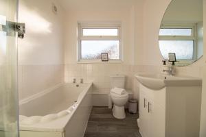 ein Badezimmer mit einer Badewanne, einem WC und einem Waschbecken in der Unterkunft HugeDiscounts Monthly offers in Gateshead
