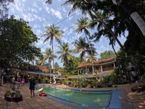 un complejo con una piscina con palmeras en el fondo en Ondas Do Mar Beach Resort Phase 1, en Calangute