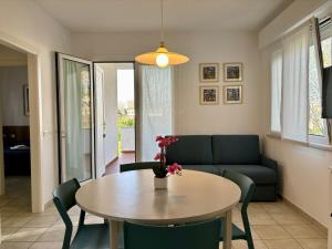 ビビオーネにあるVilla Giorgio 4 Terrazza Privataのテーブルとソファのあるリビングルーム