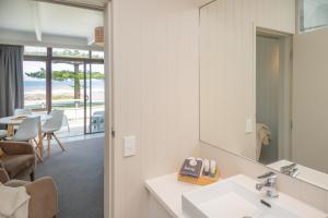 Koupelna v ubytování Whispering Sands Beachfront Motel + 37 fotografií