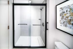 DoubleTree by Hilton Tulsa - Warren Place的一间浴室