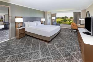 DoubleTree by Hilton Tulsa - Warren Place的电视和/或娱乐中心