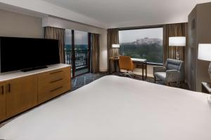 DoubleTree by Hilton Tulsa - Warren Place的电视和/或娱乐中心