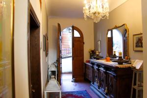 a kitchen with a table and a chandelier at Casa da Pietro in Poggio Alla Croce