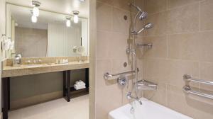 DoubleTree by Hilton San Diego Del Mar的一间浴室